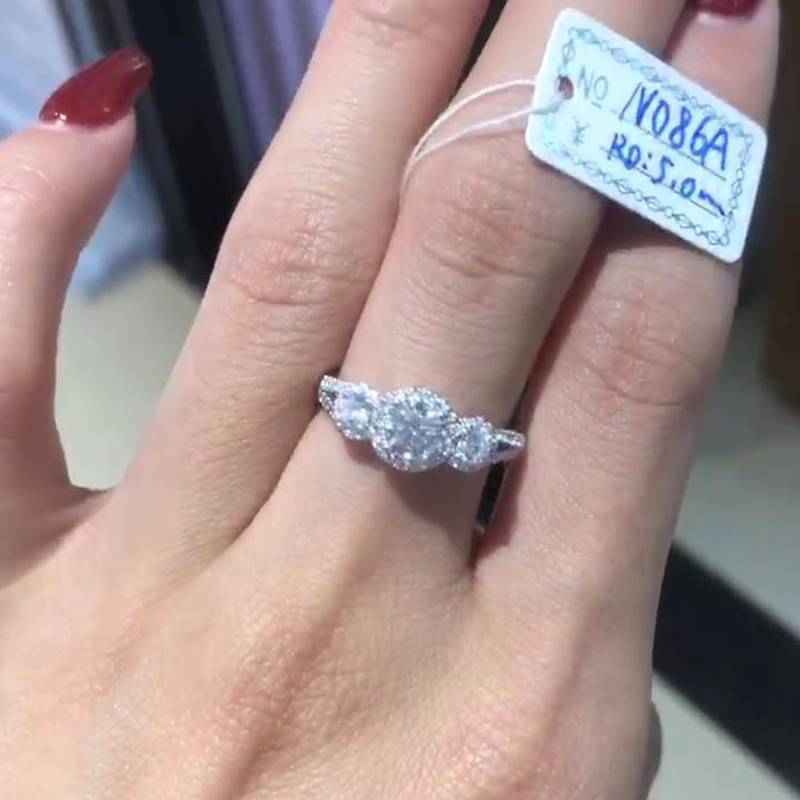 三石圆包女戒S925银镀白金定制主石莫桑钻0.5ct/副石高碳钻